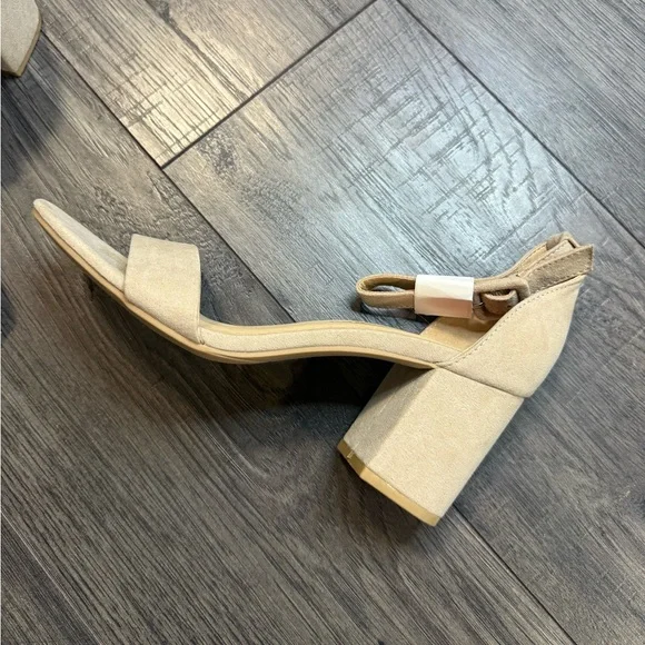 Heels - Picture 3 of 5